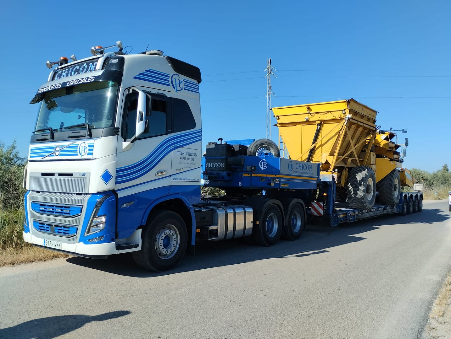 Transporte de tractores y cosechadoras para la campaña del maíz