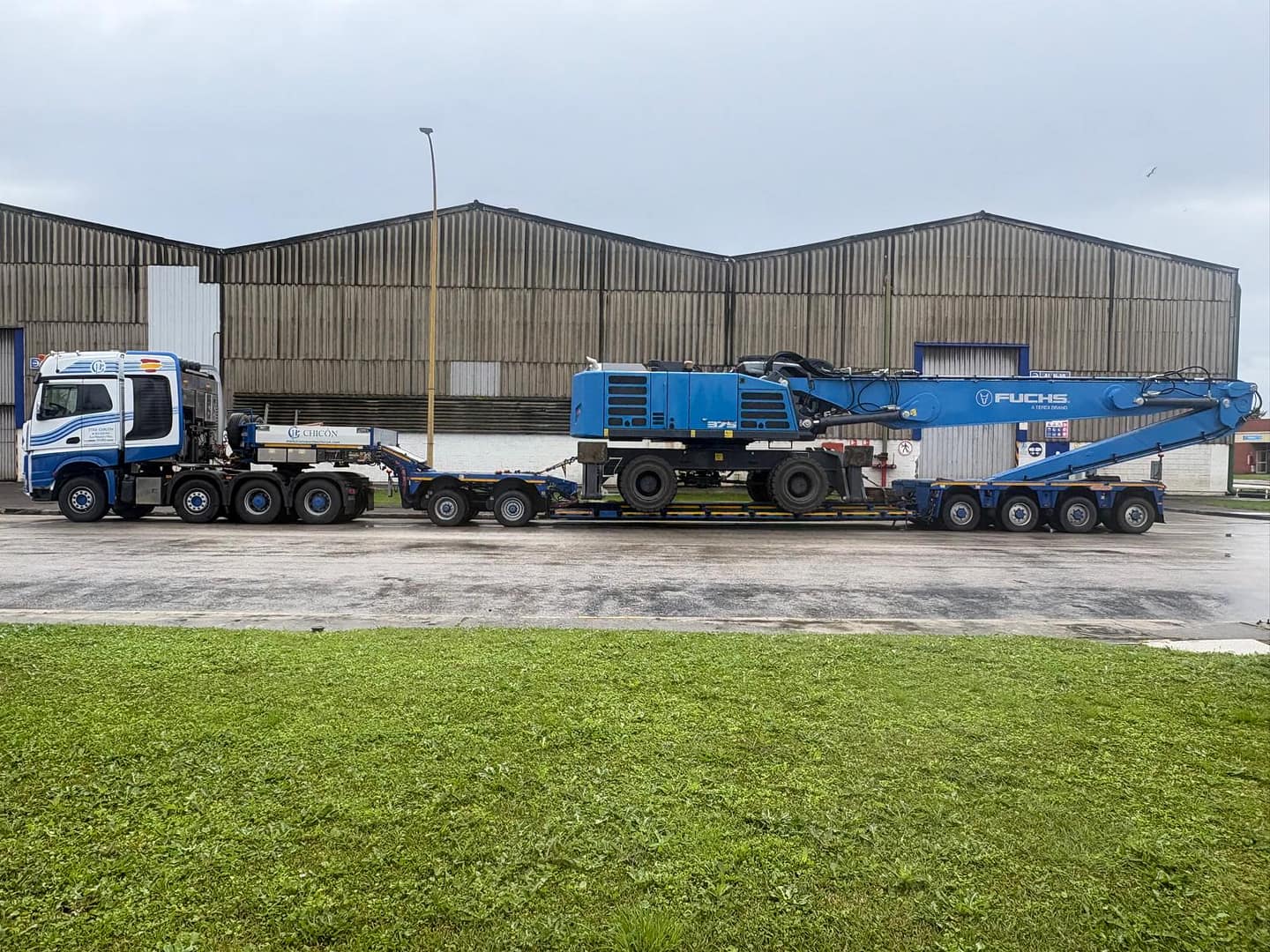 transporte de máquina chatarrera Fuchs MHL 370