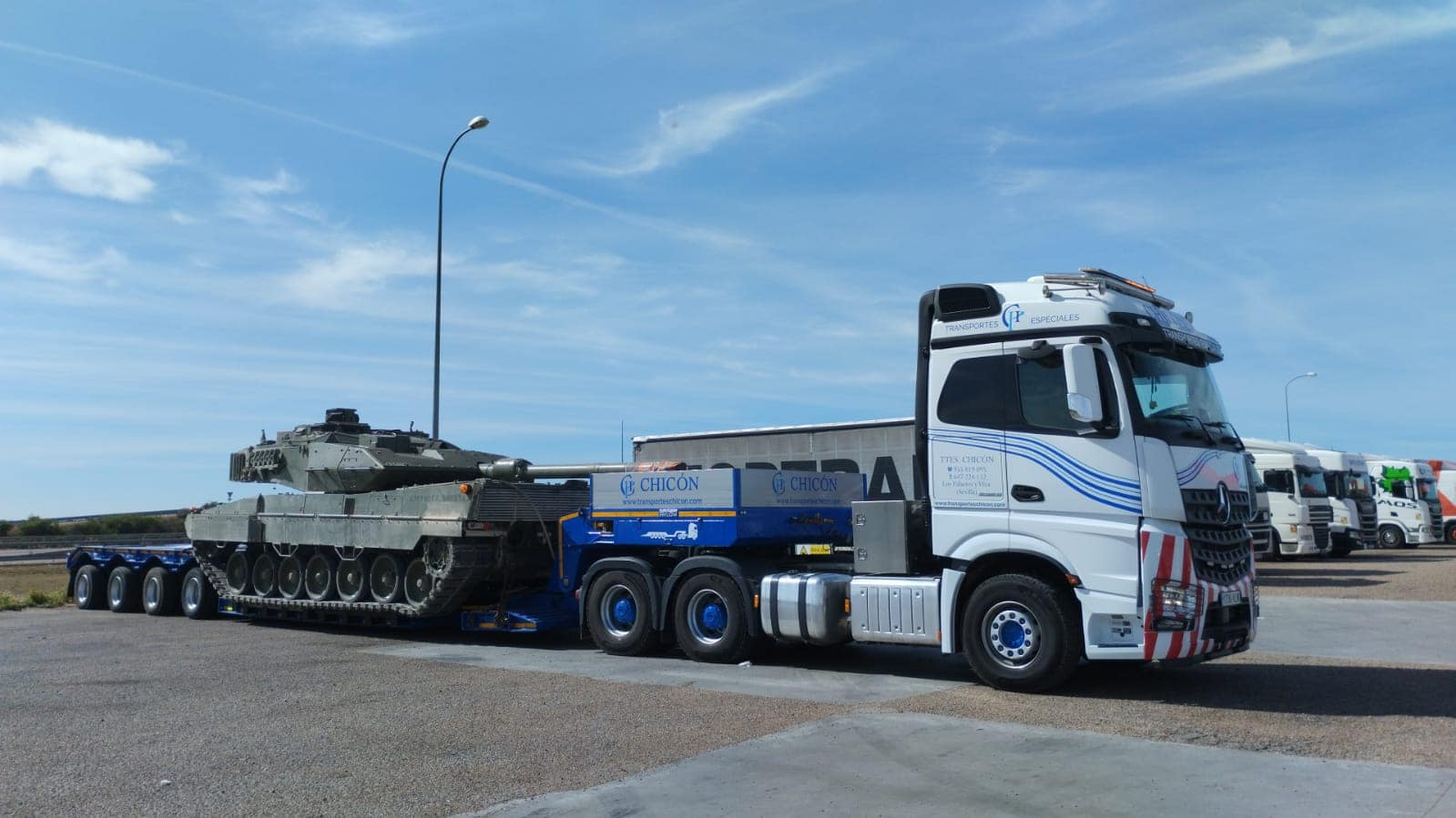 TRANSPORTE ESPECIALES CHICON DE VEHÍCULO MILITAR EN GÓNDOLA REBAJADA