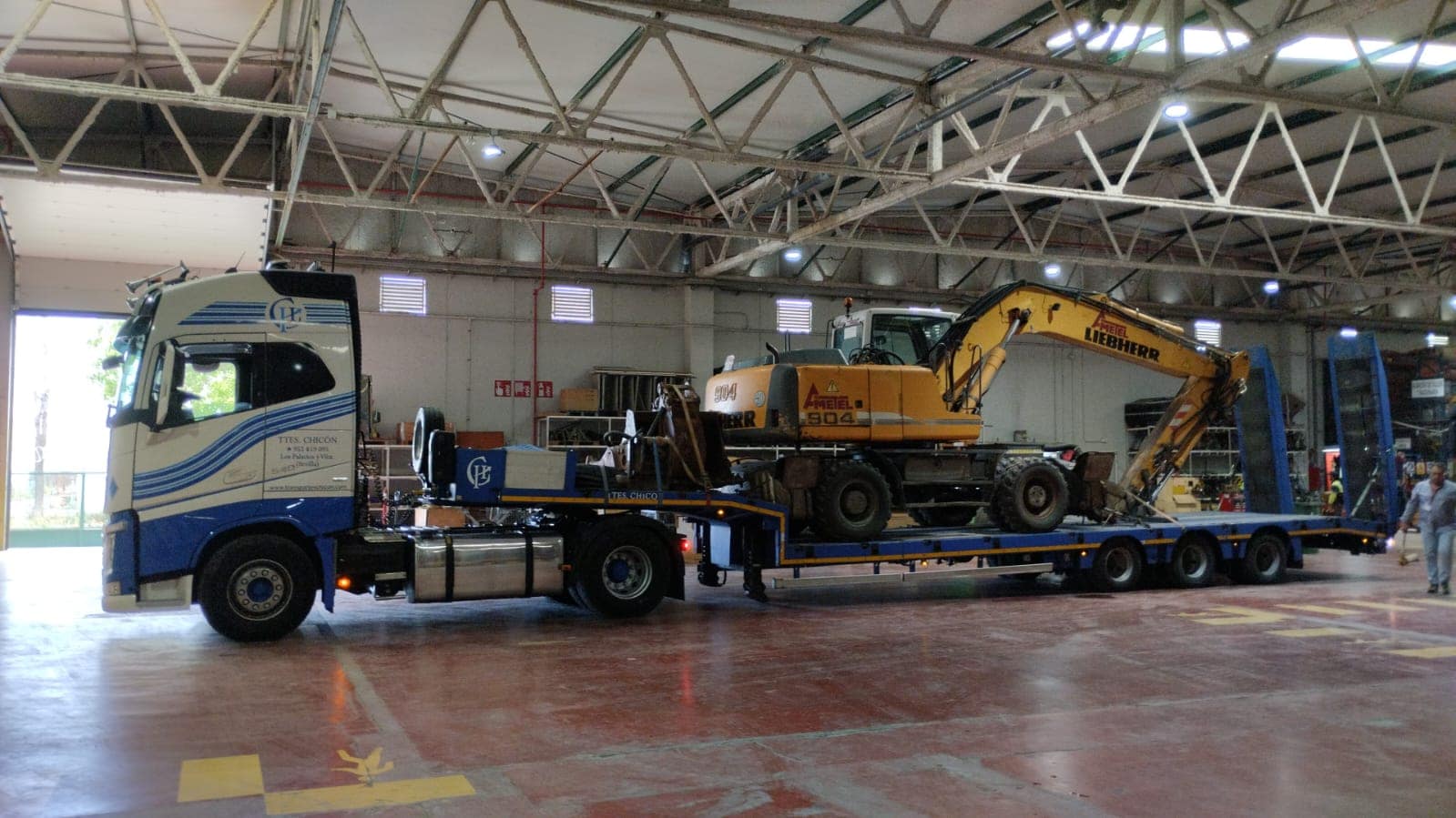 Transporte de excavadora Liebherr 904 de Ametel en Íllora Granada