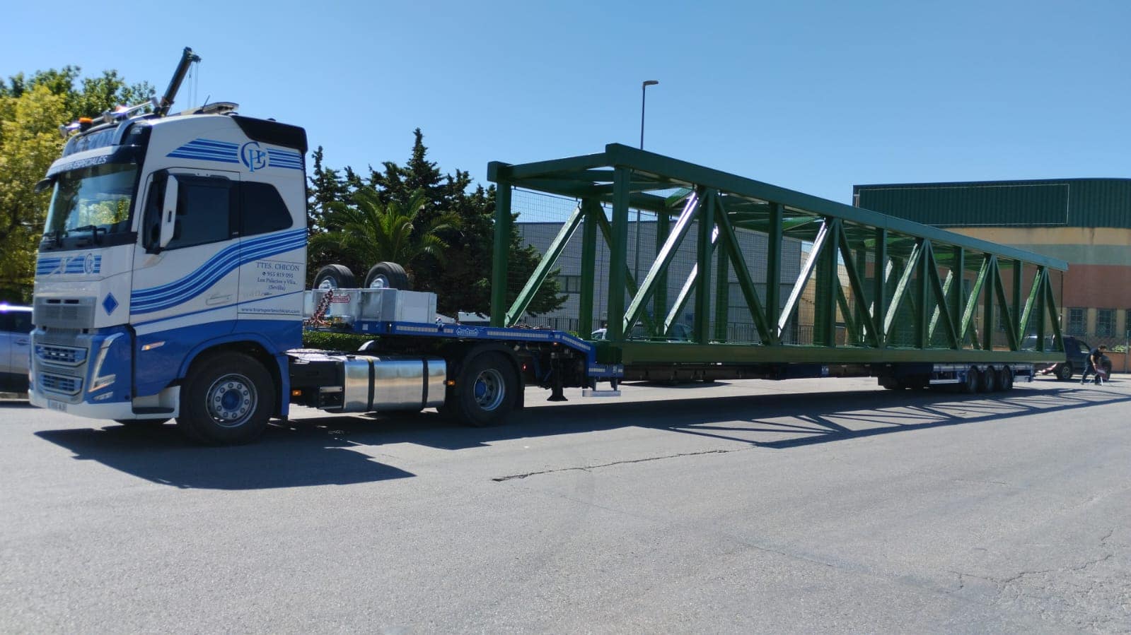 Transporte de pasarela de 25 metros sobre nueva góndola