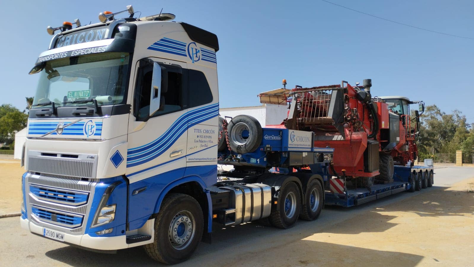 Transporte de cosechadoras de tomate para la campaña agrícola