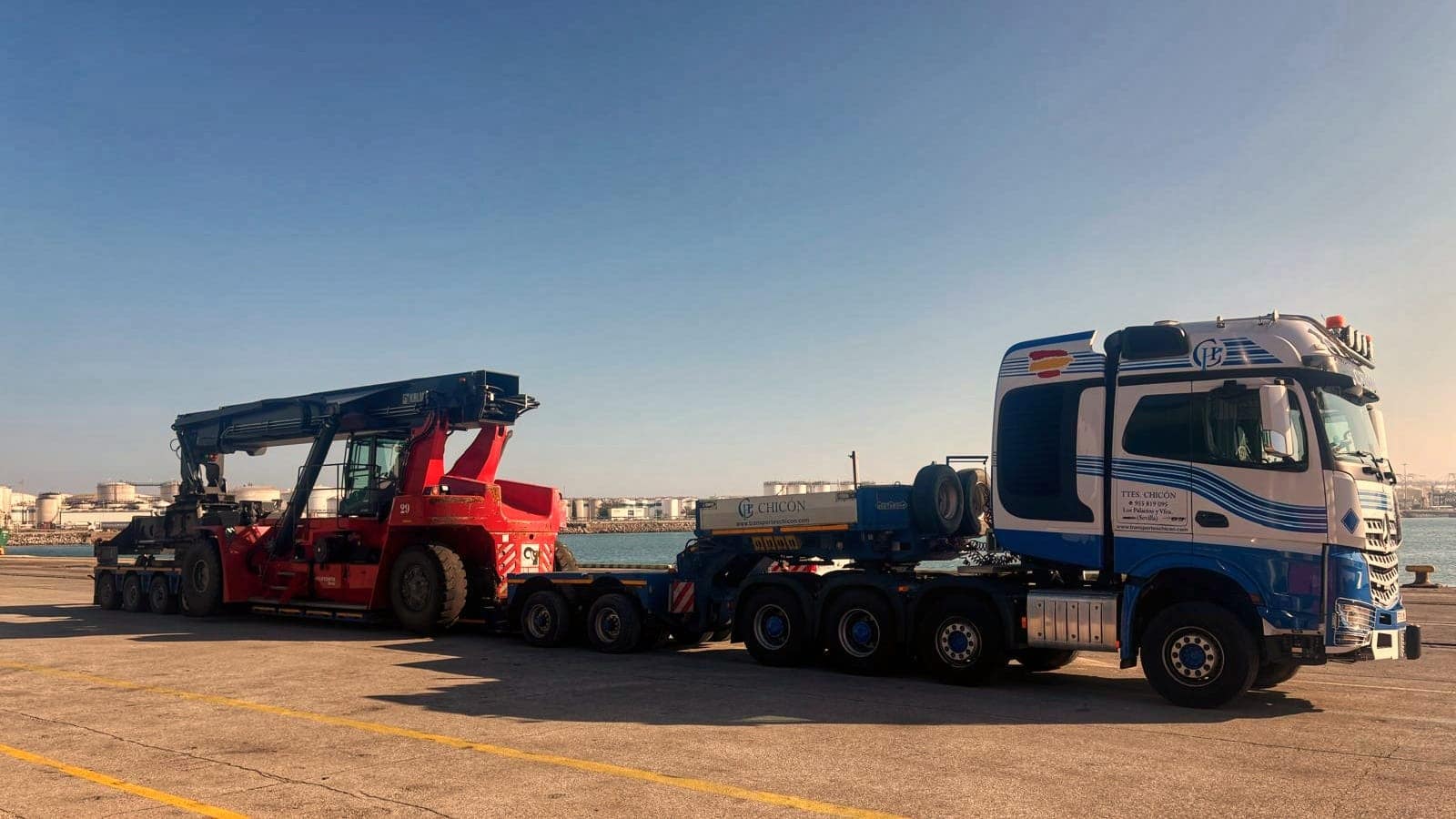 Transporte de maquinaria Reach Stacker por carretera