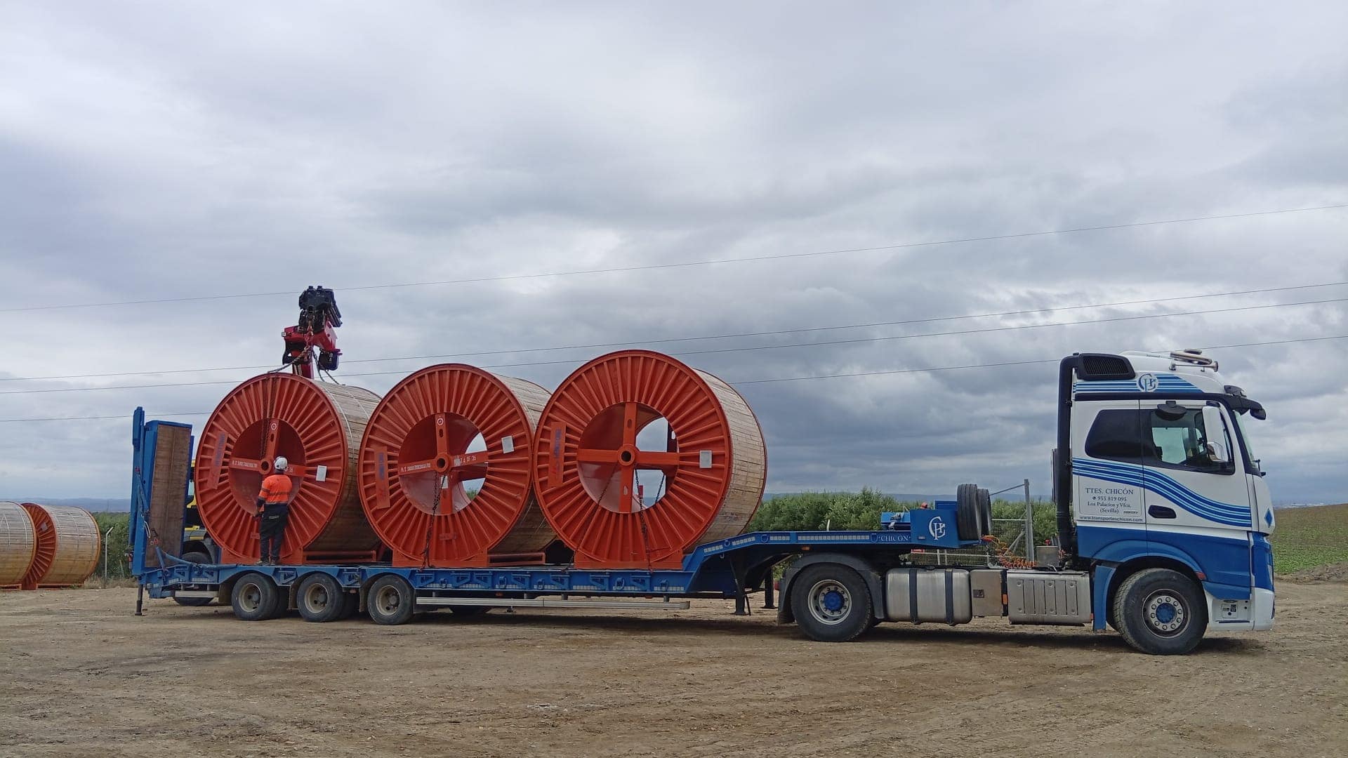 Transporte de bobinas de cable en obra de Santiponce