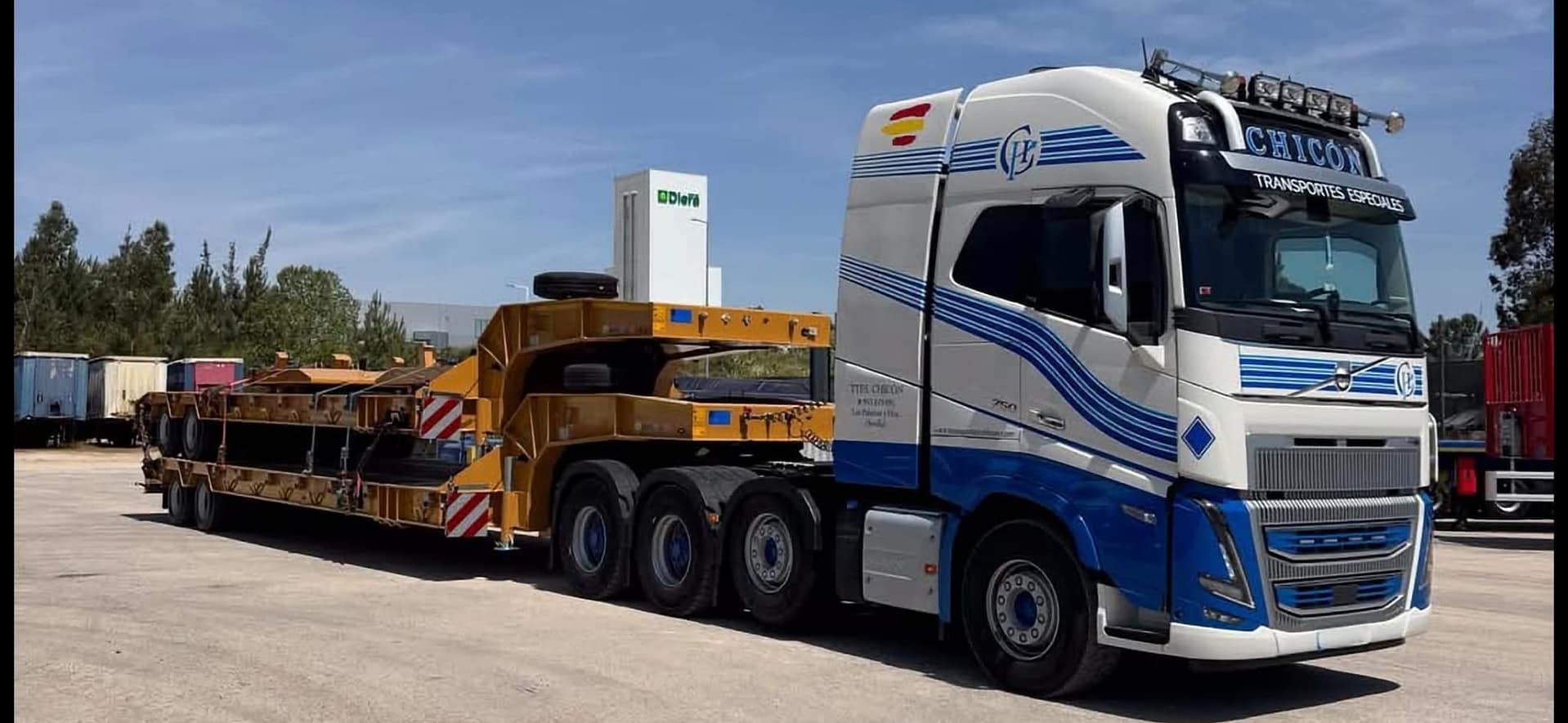 Operación de transporte internacional de gran volumen gestionada por Transportes Especiales Chicón entre Portugal y Marruecos