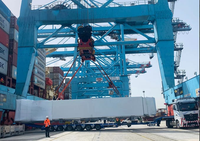 Maersk Chicago carga un puente de embarque con la ayuda de Transportes Chicón Maersk Chicago carga un puente de embarque con la ayuda de Transportes Chicón