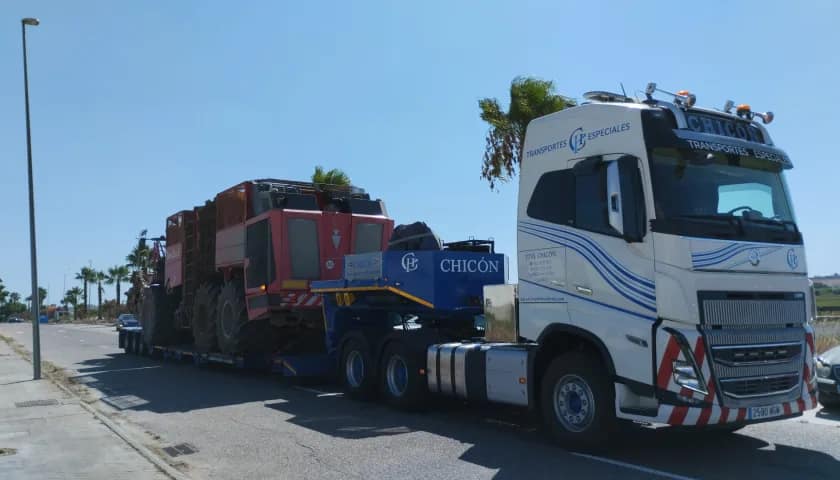 Transporte Chicón - Transporte de cosechadora de remolacha Transporte Chicón - Transporte de cosechadora de remolacha