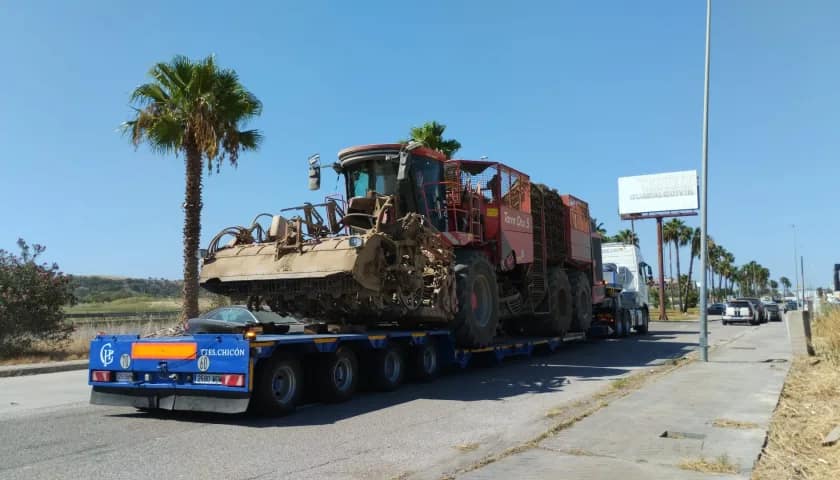 Transporte Chicón - Transporte de cosechadora de remolacha Transporte Chicón - Transporte de cosechadora de remolacha