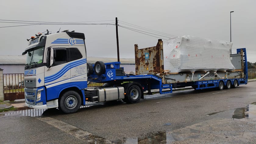 Descarga de contenedor segura – Transportes Especiales Chicón Descarga de contenedor en puerto bajo condiciones adversas