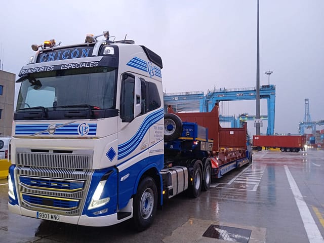 Transporte por carretera y puerto – Transportes Especiales Chicón Camión de transporte especial en zona portuaria