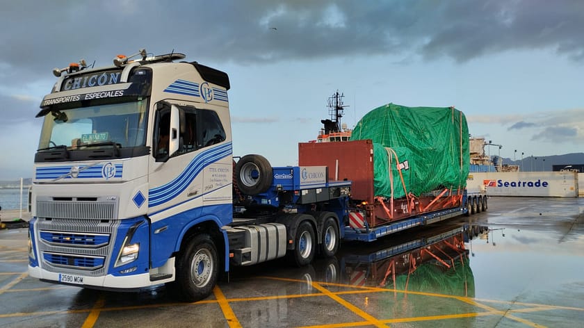Equipo de transporte portuario – Transportes Especiales Chicón Equipo de transporte trabajando en puerto