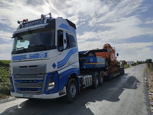 Carga de maquinaria de obra pública Carga de maquinaria de obra pública en plataforma especial