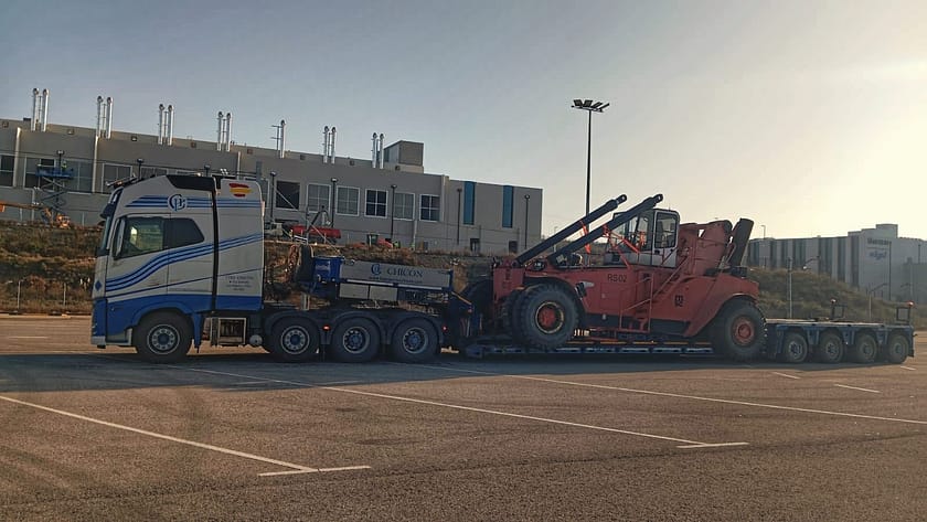 Carga de maquinaria Reach Stacker Carga de Reach Stacker en plataforma especial