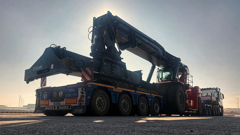 Transporte maquinaria portuaria Traslado de maquinaria portuaria Reach Stacker