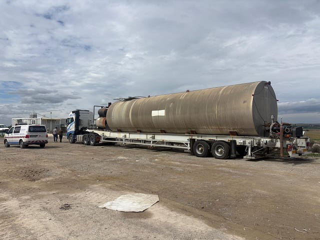 Transporte planta asfalto obra Traslado de planta móvil de asfalto para obra civil