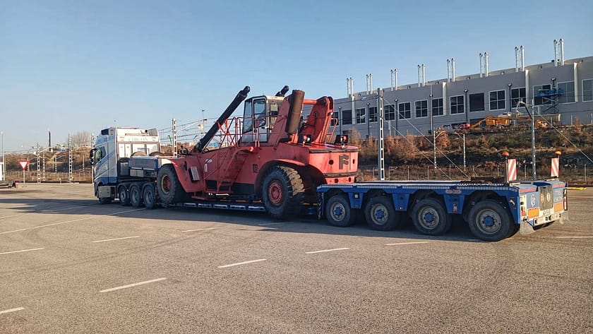 Transporte especial maquinaria pesada Transporte especial de Reach Stacker