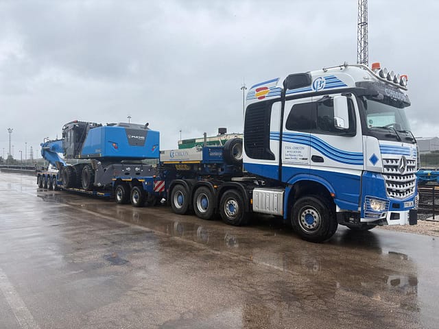 Equipo de Transportes Chicón trasladando máquina chatarrera Fuchs MHL 370 equipo de Transportes Chicón moviendo máquina chatarrera Fuchs MHL 370