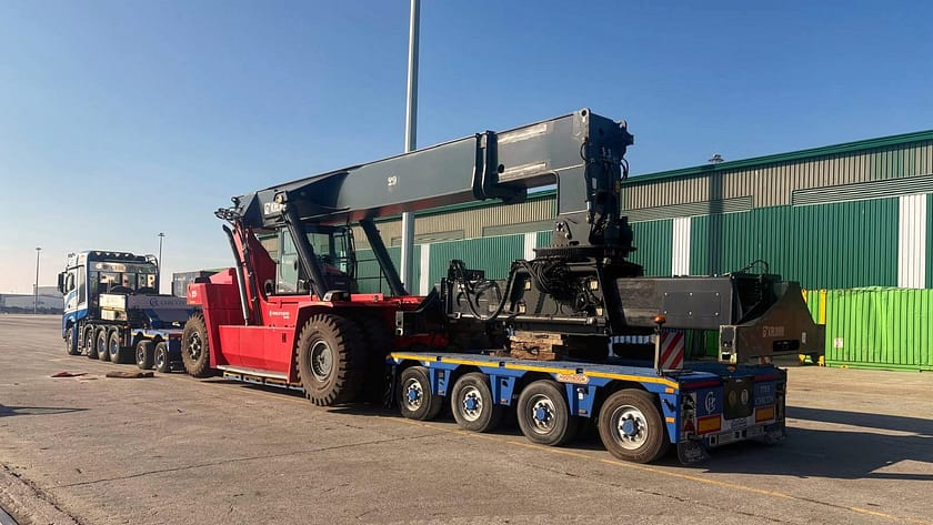 Descarga maquinaria Reach Stacker Descarga de Reach Stacker en destino