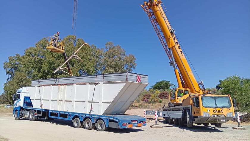 Movimiento de maquinaria pesada por Transportes Especiales Chicón Transporte de maquinaria pesada durante desmontaje industrial