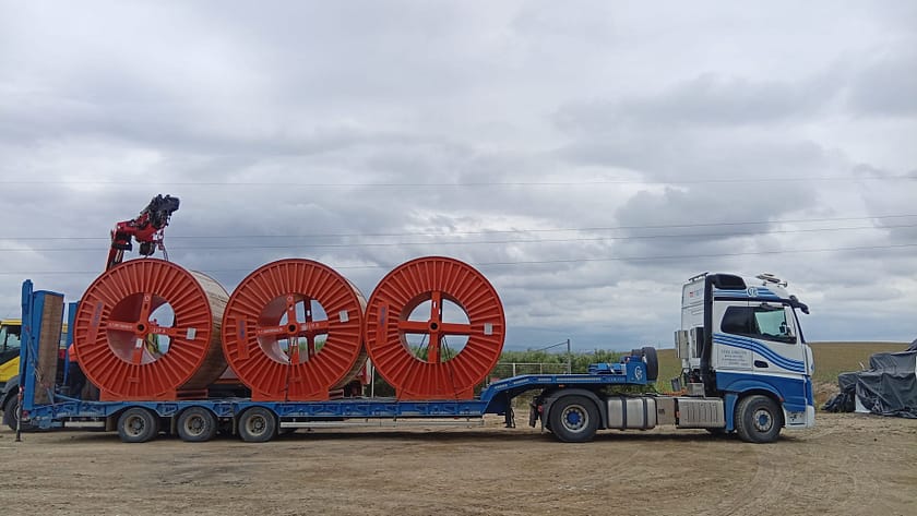 Operativa de carga de bobinas de cable industrial Carga de bobinas de cable en punto de acopio
