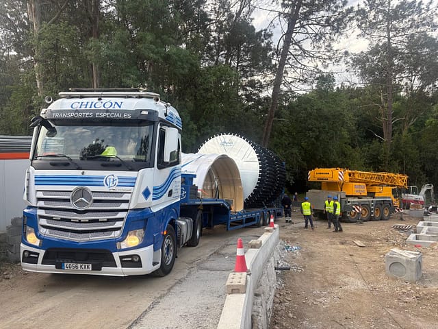 Carga de maquinaria para depuradora carga de biodiscos en transporte especial