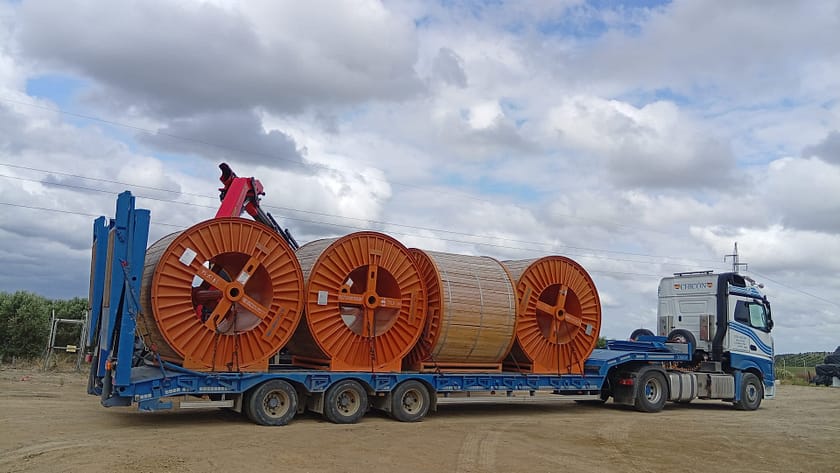 Logística de bobinas de cable con Transportes Chicón Transporte especial de bobinas de gran tamaño en Sevilla