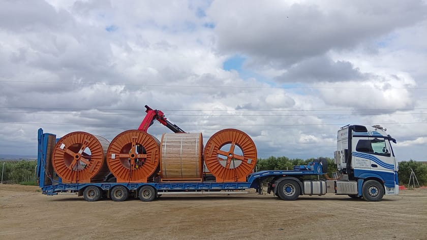 Camión especializado para transporte industrial de bobinas Vehículo especializado en transporte de bobinas industriales