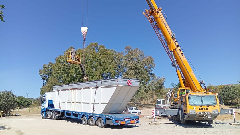 Logística industrial y transporte de grandes cargas Maniobras de transporte pesado en instalaciones industriales