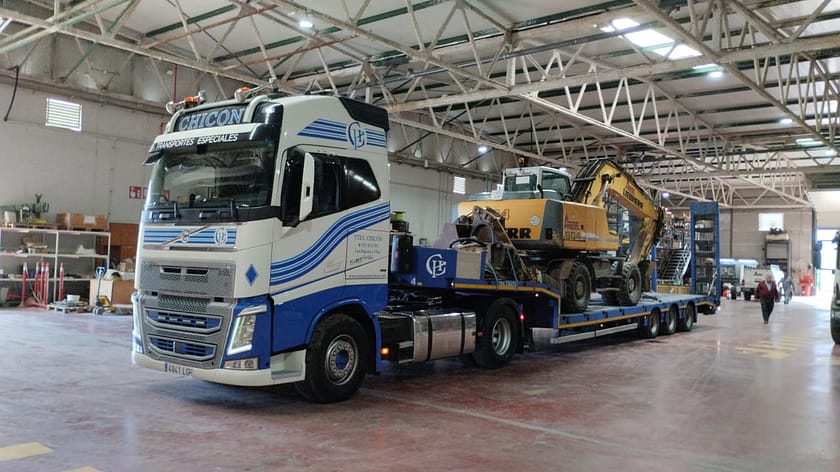 Transporte especial de maquinaria pesada para obra eléctrica en Granada Góndola de Transportes Especiales Chicón trasladando maquinaria Liebherr 904
