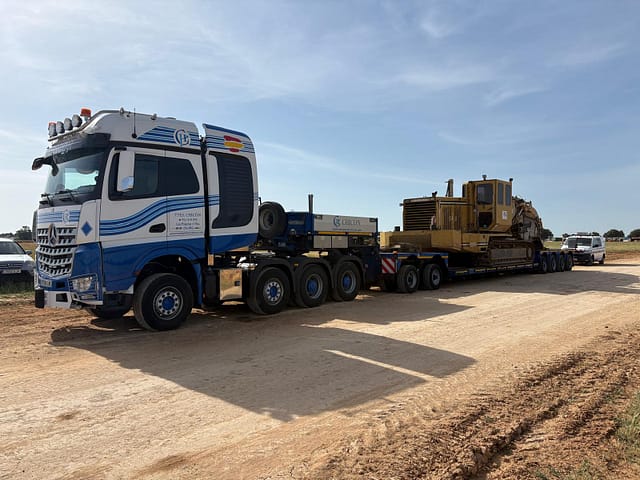 Transporte especial de maquinaria industrial Traslado por carretera de zanjadora TT2500C de 80.000 kg con transporte especial