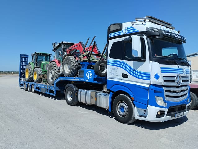 Transporte especial de cosechadora agrícola Cosechadora agrícola cargada para transporte especial en campaña del maíz