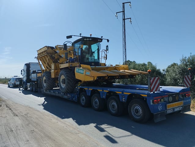Carga de maquinaria agrícola para transporte Carga segura de maquinaria agrícola en góndola de transporte especial