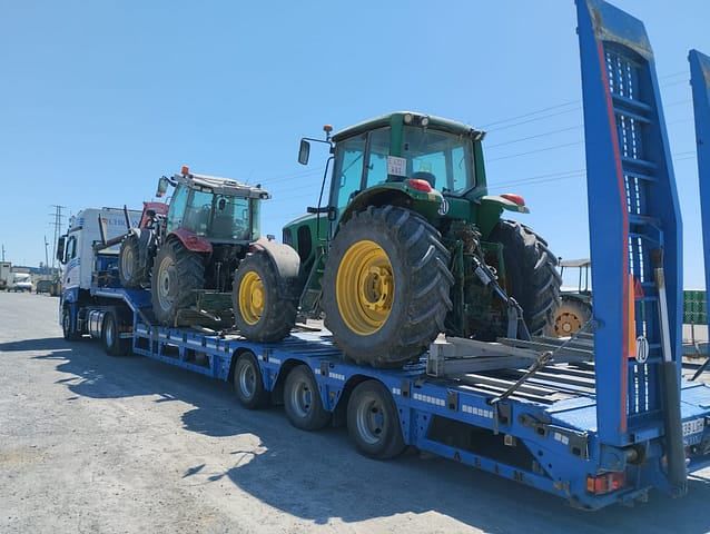 Transporte de tractor agrícola en España Tractor agrícola de gran tamaño preparado para su traslado por carretera