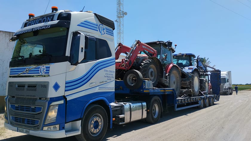Transporte de maquinaria agrícola Transportes Especiales Chicón Vehículo de Transportes Especiales Chicón trasladando maquinaria agrícola