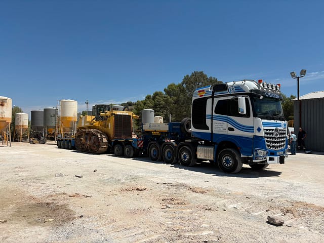 Proceso de carga del Komatsu D475A en góndola de transporte especial Carga del Komatsu D475A para transporte especial