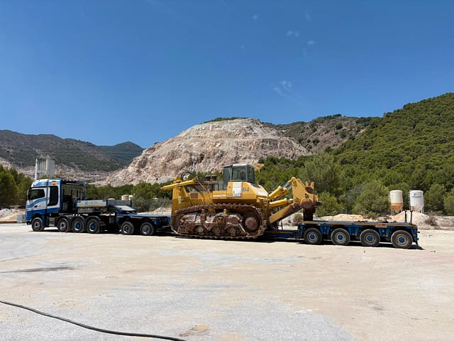 Bulldozer Komatsu 475 listo para un transporte de maquinaria pesada Bulldozer Komatsu 475 preparado para su traslado