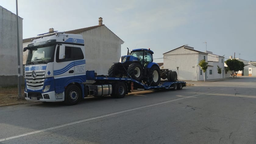 Carga segura de una cosechadora de tomate para su transporte Carga de cosechadora de tomate sobre góndola