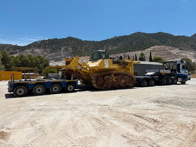 Plataforma de gran capacidad para transportar maquinaria Komatsu Plataforma especial transportando maquinaria Komatsu pesada