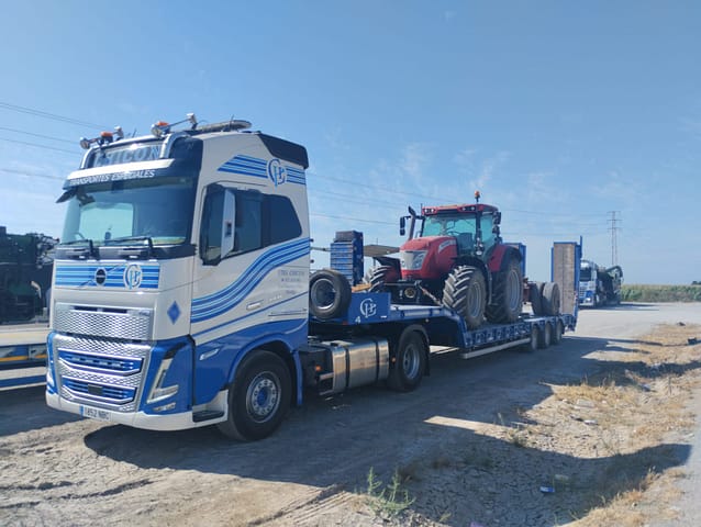 Descarga de cosechadora de tomate lista para la campaña Equipo de Transportes Especiales Chicón con maquinaria agrícola