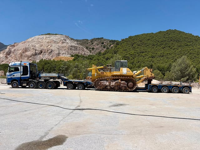 Convoy de transporte especial del bulldozer Komatsu 475 en ruta Convoy con bulldozer Komatsu 475 durante el traslado