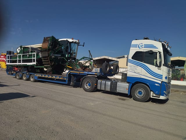 Especialistas en transporte de cosechadoras de tomate y maquinaria agrícola Descarga de cosechadora de tomate en explotación agrícola