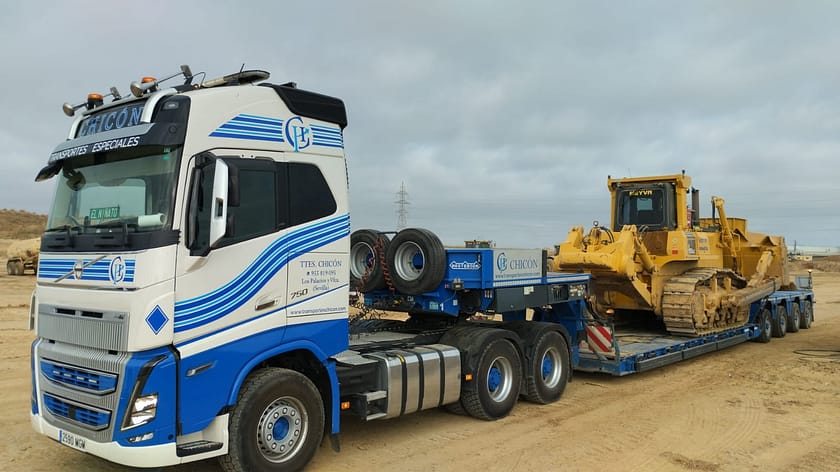 Transporte especial de bulldozer Komatsu D65 Transporte de bulldozer Komatsu D65 sobre plataforma especial