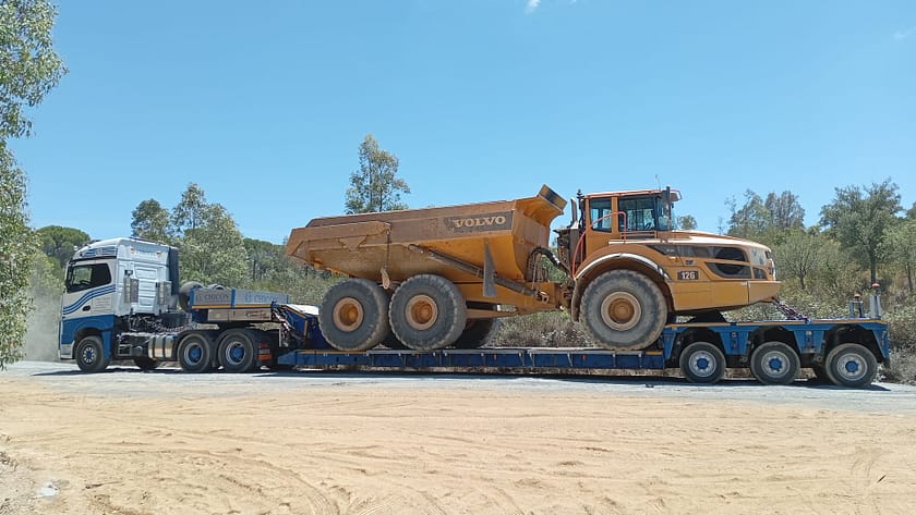 Transporte de dúmper Volvo articulado sobre plataforma