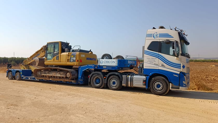 Transporte seguro de excavadora Komatsu PC210LC Transporte de excavadora Komatsu PC210LC en góndola