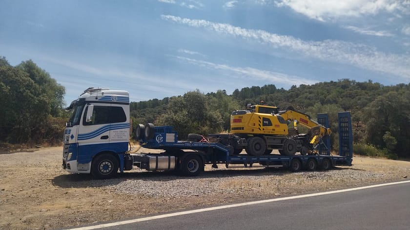 Transporte especializado de excavadora Liebherr 922 Transporte de excavadora Liebherr 922 sobre góndola