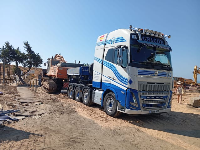 Transporte especial de excavadora para trabajos en playa Transporte de excavadora sobre orugas en obra costera