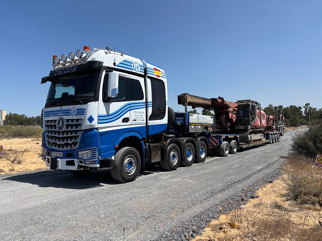 Transporte de maquinaria de perforación con góndola especial Transporte de perforadora sobre orugas para obra civil