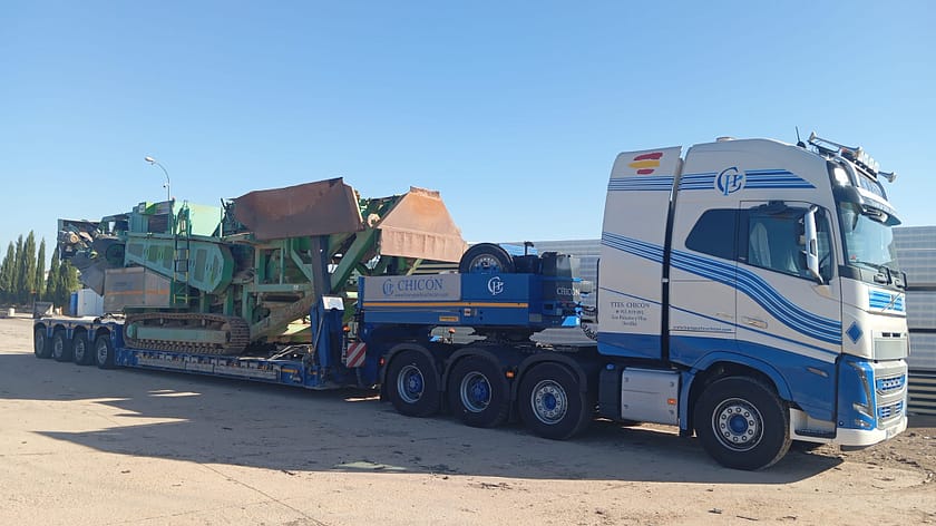Transporte de planta trituradora con Transportes Especiales Chicón Transporte de planta móvil de trituración sobre góndola