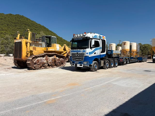 Maniobra de descarga del Komatsu D475A con máxima seguridad Descarga segura del Komatsu D475A en destino